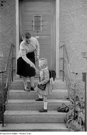 Porträt eines Mädchens und einer Frau, auf einer Treppe stehend