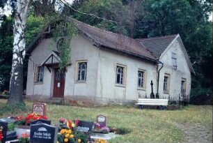 Friedhofskapelle, erbaut um 1900, z.Z. stark beschädigt, abrissgefährdet