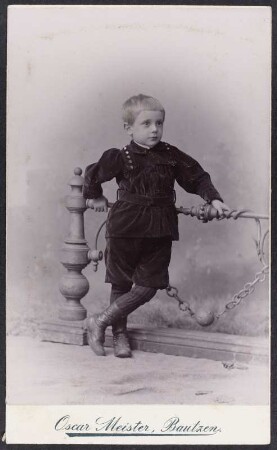 Porträt eines Jungen, aufgenommen im Fotoatelier Oscar Meister, Bautzen
