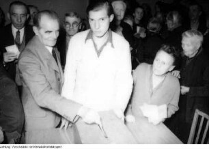 Wahl zur Volkskammer und zum sächsischen Landtag, Wähler bei der Stimmabgabe, Stimmenauszählung, u.a., 15. Oktober 1950