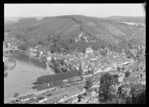 Blick auf z.T. Bahnhofsgelände, Mainspitze, Burg, Fähre und Innenstadt