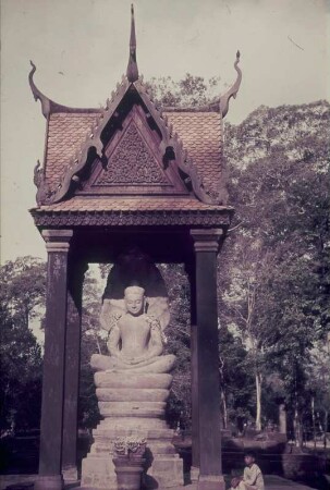 Reisefotos Asien. Überdachter sitzender Buddha