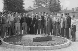 Besucher im Konzentrationslager Buchenwald an einem Gedenkstein