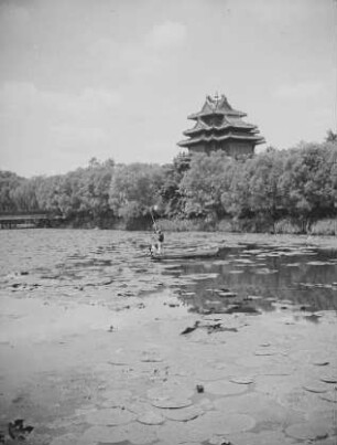 Reise nach China. Peking. Verbotene Stadt : Wassergraben und Stadtmauer mit Eckturm