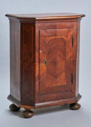 Pfeilerschrank aus Nussbaumholz