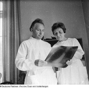 Kretzschmar, Stellvertreterin des Chefs der Poliklinik Blasewitz, in Zusammenarbeit mit dem Chef, Obermedizinalrat Bernhardt (Frau Kretzschmar ist Chirurgin)