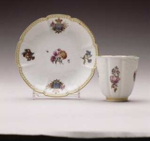 Zwei Henkelbecher und Unterschalen mit Monogramm von Zar Peter I. und Blumendekor — Kat. Nr. 340: Henkelbecher und Unterschale