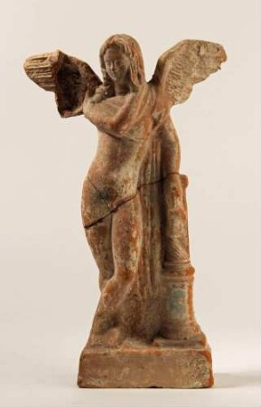 Stehender Eros am Altar