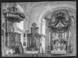 Kirche, Hochaltar, Seitenaltar und Kanzel