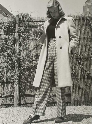 Modeaufnahme, Modell Peggy Lloyd aufgenommen im Museum of Modern Art court yard, (Harper's Bazaar)