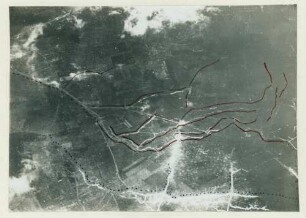 Foto vom militärischen Ausbau des Gebietes zwischen Angres und der Straße von Souchez nach Aix-Noulette westlich von Lens (Luftbild)