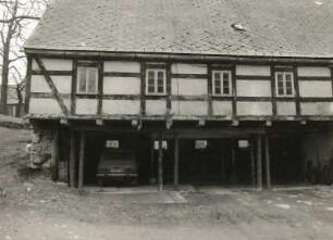 Sayda-Friedebach, Bahnhofstraße 73. Wohnstallhaus. Aufgebrochener Stallteil mit Stempelstützen zur Nutzung als Garage