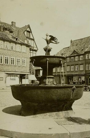 Goslar, Marktbrunnen : Goslar. Marktbrunnen mit vergoldetem Adler