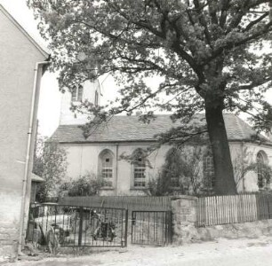Lengenfeld-Plohn. Marienkirche (1861, Restaurierung 1958). Ansicht mit Einfriedung von Süden