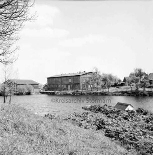 Dorfteich nach Ausbau: im Hintergrund Bauernhäuser
