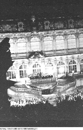 Dresden, Zwinger. Serenade im Zwingerhof. Fernsehaufzeichnung einer Kreuzchorkonzertes unter Leitung von Rudolf Mauersberger, Juni 1953