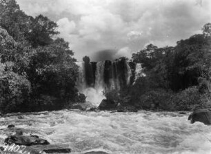 Wasserfall : Blick über die Gischt eines Flußlaufes zu einem Wasserfall