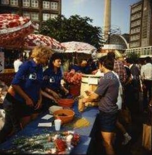 FDJ-Studentensommer: Solidaritätsbasar am Alexanderplatz in Berlin