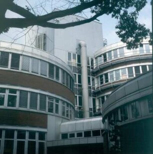 Duisburg. Neubauten der Universität. Rundbauten, von Westen gesehen