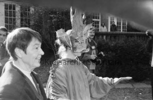 Haus der Natur, Wulfsdorf: Präsentation der "Blume des Jahres 2000": Naturschützerin Loki Schmidt mit Mitglied der Tanzgruppe "Walddörfer Waldgeister": hinten Pressevertreter, Gäste: 21. Oktober 1999