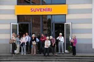 Touristen in Riga : Touristen aus Japan stehen vor dem Souvenirladen am Marktplatz. Aufgenommen in Riga im Juni 2008