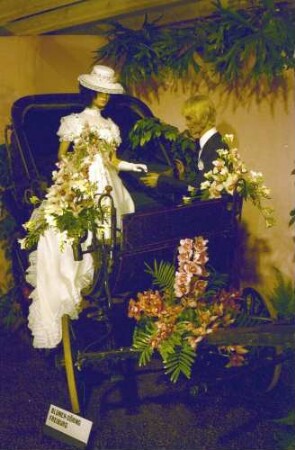 Freiburg: Stadthalle, Blumen- und Gartenausstellung, Modepuppe und Blumen, Blumen Döring, Freiburg