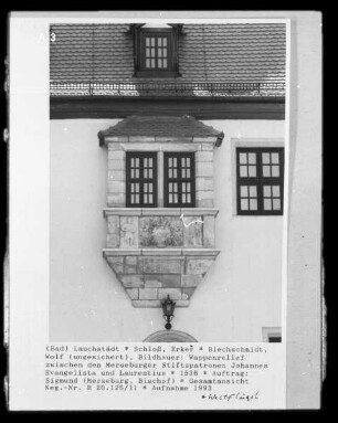 Wappenrelief zwischen den Merseburger Stiftspatronen Johannes Evangelista und Laurentius