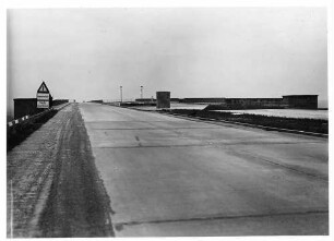 Rheinbrücke Frankenthal (Theodor-Heuss-Brücke), km 565,185 - 566,014 Fertige Fahrbahndecke im Bereich der Vorlandbrücke Baubeginn: Oktober 1938, Einsturz der Stahlbrücke: 12.12.1940, Einstellung der Arbeiten: Ende 1941,Weiterbau: April 1949, Verkehrsübergabe Fahrbahn Mannheim - Saarbrücken: 9.9.1950, Bau der Fahrbahn Saarbrücken - Mannheim: August 1960 -September 1963. Endgültige Fertigstellung: 12.6.1964.