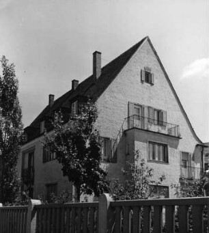 Diverse Häuser. Straßenansicht eines Wohnhauses (um 1930)