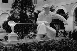 Dresden-Altstadt. Plastik "Stahlgießer" im Lichthof des Rathauses (1904-1910, K. Roth, E. Bräter; Wiederaufbau 1948-1952, E. Leibold)