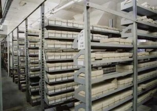 Sächsische Landesbibliothek - Staats- und Universitätsbibliothek Dresden. Zentralbibliothek (ehem. Landesbibliothek). Kellergeschoss. Abteilung Benutzung, Magazin Mikrofiches/Mikrofilme : Dresden-Neustadt, Marienallee 12. Sächsische Landesbibliothek - Staats- und Universitätsbibliothek Dresden. Zentralbibliothek (ehem. Landesbibliothek). Kellergeschoss. Abteilung Benutzung, Magazin Mikrofiches/Mikrofilme