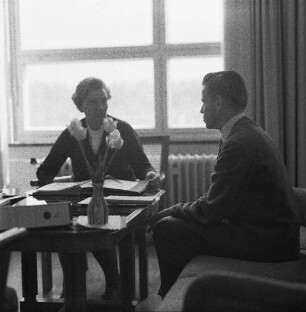 Institut für Anwendung radioaktiver Isotope. Prof. Dr. Lieselott Herforth und Wolfgang Belke im Gespräch im Arbeitszimmer : Dresden-Südvorstadt, Zellescher Weg 19 (Andreas-Schubert-Bau der TU Dresden). Institut für Anwendung radioaktiver Isotope. Prof. Dr. Lieselott Herforth und Wolfgang Belke im Gespräch im Arbeitszimmer