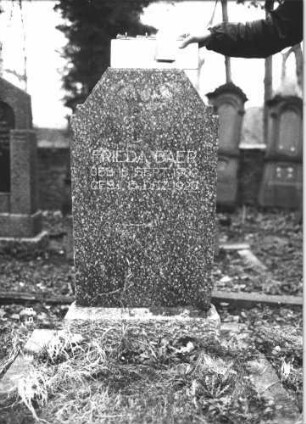 Grabstein 5 (Index: 99808652) Zustand: sehr gut Maße HxBxT: 115x59x17 cm Beschreibung: Stele auf Sockel, getreppter, giebelartiger, gekappter Abschluß: Grabstein 5