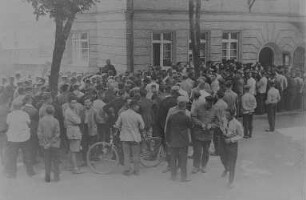 Erwerbslose warten vor dem Arbeitsamt Schwarzenberg auf die Auszahlung der Arbeitslosenunterstützung 1930 : Erwerbslose warten vor dem Arbeitsamt auf die Auszahlung der Arbeitslosenunterstützung