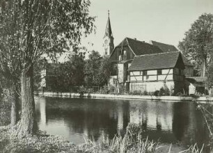 Bärnsdorf, Blick über den Dorfteich zur Kirche
