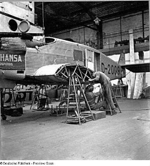 Ehemalige Zeppelinwerft bei Staaken. Ein Junkers W 33, Baujahr 1931 wird überholt