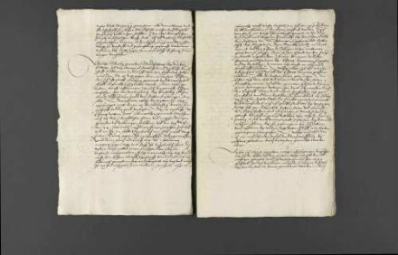 Bischof Friedrich von Würzburg benachrichtigt Herzog Christoph von Württemberg, dass der mutmaßliche Mörder des Bischofs Melchior von Würzburg samt Jakob Feck von Berlichingen (?), genannt Odenwälder, gefangen genommen wurden, vor der Auslieferung nach Würzburg sich Kretzer jedoch erdrosselt habe und bei Aschaffenburg verbrannt worden sei, desweiteren liegen die Verhöre und das Mordgeständnis bei sowie die Aussage, dass die Täter Gefolgsleute des Wilhelms von Grumbach seien.