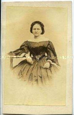 Frau im eleganten Kleid, Carte de Visite