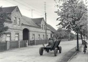 Dorfstraße in Mulkwitz : Ort: Mułkecy / Mulkwitz. Pferdegespann auf der Dorfstraße
