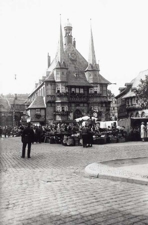 Rathaus : Rathaus, davor Verkaufsstände. Blick nach SW