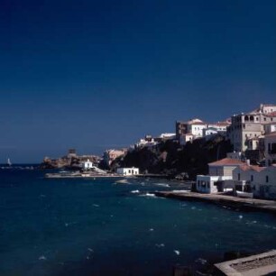 Andros, Hafen und Hauptstadt an der Ostküste mit der Ruine des mittelalterlichen Kastrons