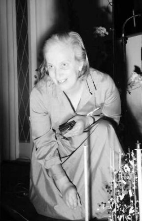20. Tagung 1970 Chemiker; Maikäferrede: Dorothy Hodgkin kniet vor dem Modell, blickt auf