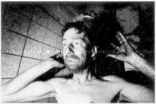 Bärtiger, dreckiger Mann unter der Dusche (Altersgruppe 14-17)