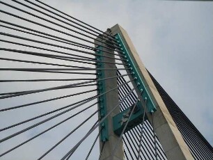 Tull - Donaubrücke : Eine moderne Straßenbrücke führt bei Tulln über die Donau, aufgenommen am 12. Juni 2011