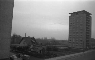 Haus Lameystraße 2, ein Überrest von Alt-Mühlburg inmitten der Hochhäuser am Entenfang.