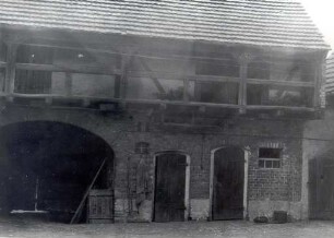 Bauernhof in Bluno : Bauwesen - Wirtschaftsgebäude und Gehöfte. Ort: Bluń / Bluno. Untermauertes Fachwerkwirtschaftsgebäude mit Galerie (unten Stall und Schuppen, oben Kammern)