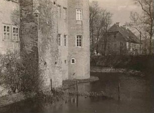 Großkmehlen. Schloss (um 1570). Blick über den Schlossgraben