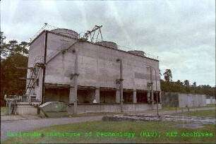 Kühltürme der Kompakten Natriumgekühlten Kernenergieanlage (KNK), von Südosten