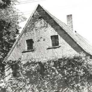 Markkleeberg-Wachau, Bauernhofring 3. Dreiseithof (um 1880 und 1801/1850). Giebelfront des Stallgebäudes