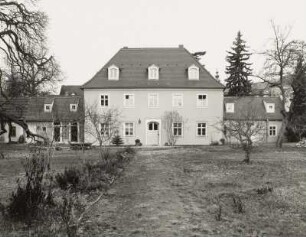Winzerhaus : Radebeul, Maxim-Gorki-Straße 18. Haus Lindenhof (1789, Umbau 1947; P. Löffler). Eingangsfront